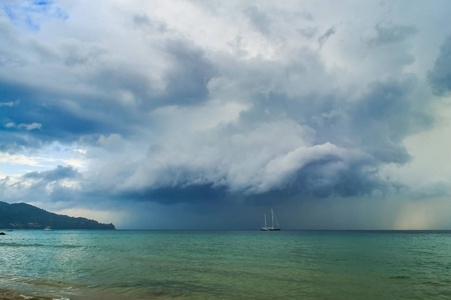 帆船在暴风雨的海上航行.深色雷雨背景.戏剧性的暴风雨 cloudscape.