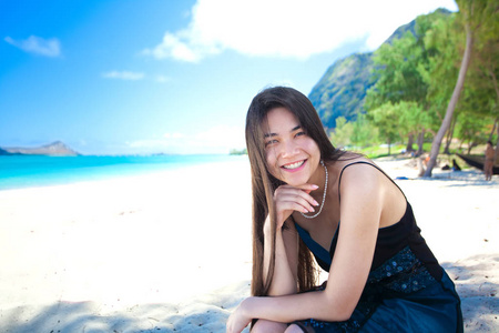 夏威夷海滩上的年轻女子或少女, 微笑