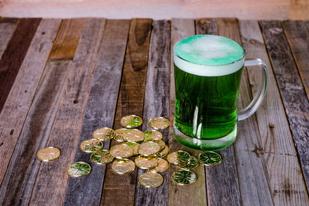 圣帕特里克 s 杯绿色啤酒金币