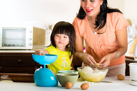 亚洲母亲和女儿在家里的厨房里