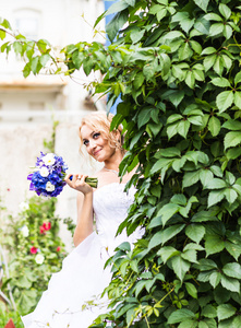 婚礼鲜花，女人在婚礼那天举行丰富多彩的花束，用她的双手
