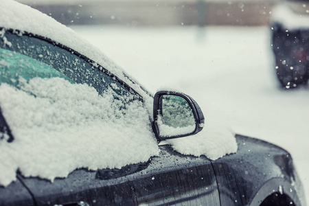 车上的雪在路上。司机的冬天季节