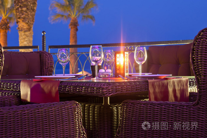 晚上的时间在户外用餐表在一家餐馆