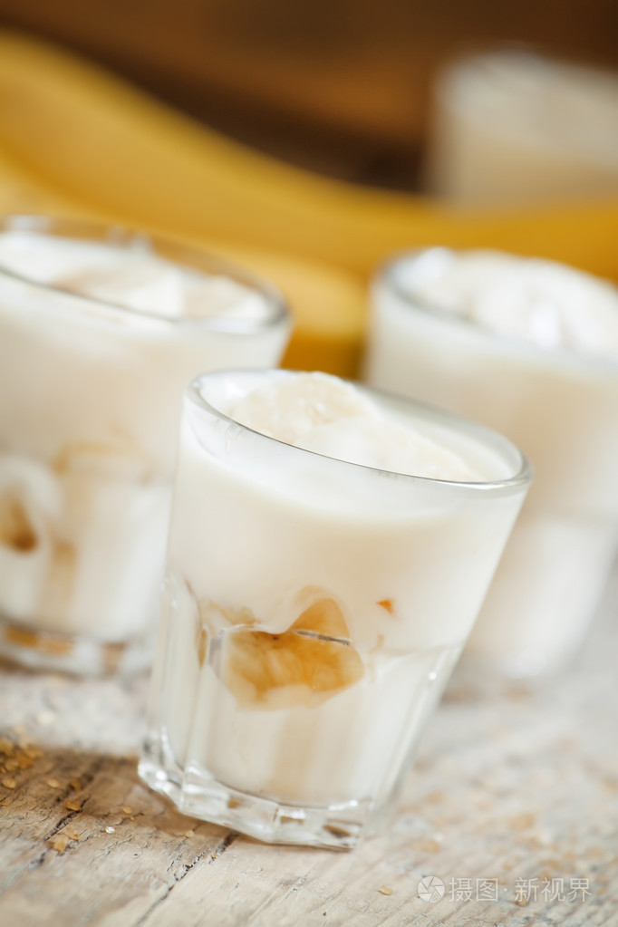 新鲜的自制香蕉酸奶