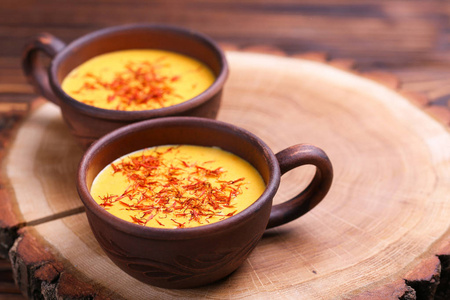印度姜黄牛奶, 有藏红花, 豆蔻和姜黄。Copysp