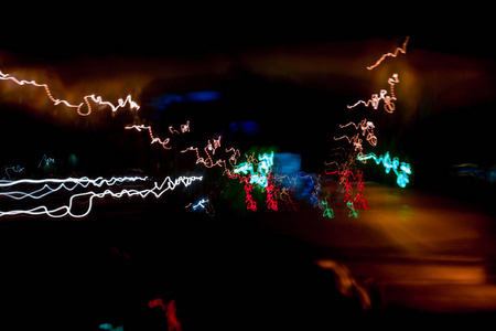 抽象背景模糊彩色标记从快速移动的汽车夜