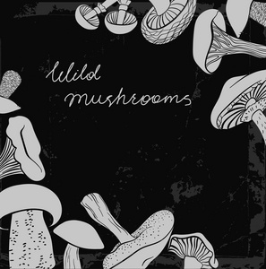 框架的不同手在黑板上的画的蘑菇。可以使用我们的餐厅，菜单设计
