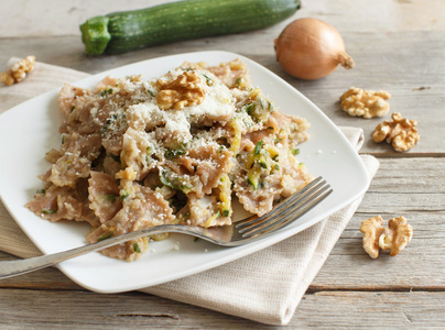 Zucchine 与 topinambur 奶油 核桃全麦面食