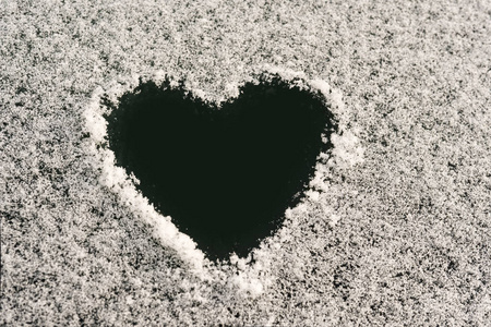 雪地上画爱心图片