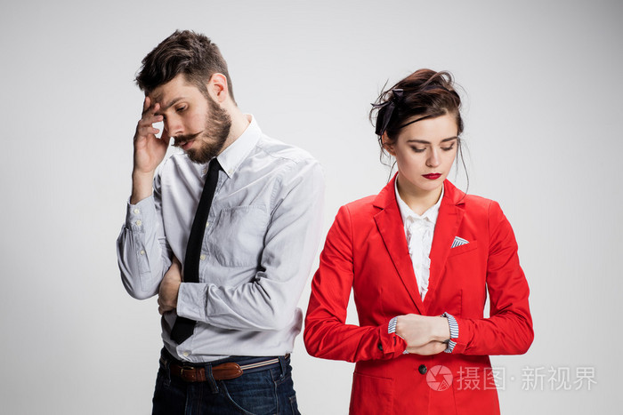 件伤心事男人和女人的矛盾在灰色的背景上