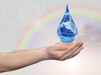 概念或概念的蓝色水或液体滴落在两个女人手上彩虹天空背景