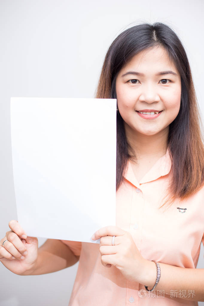 商业女性持有空白白皮书, 在白色背景下放置信息