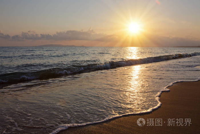美丽的太阳升起在海滩上
