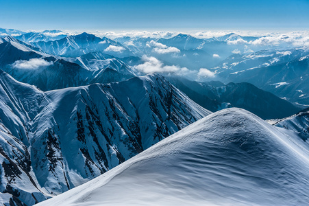 冬天白雪皑皑的山脉。高加索山脉，格鲁吉亚 Gudauri