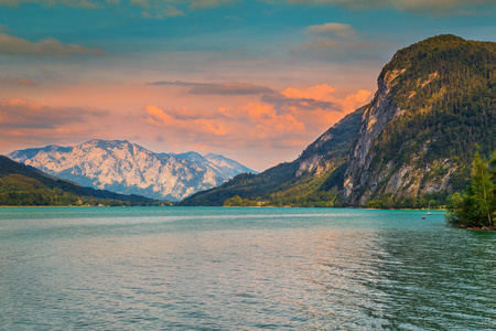 令人惊叹的多彩日落与 Mondsee 湖在上部奥地利, 欧洲