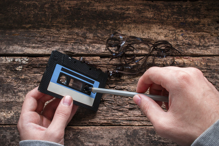 男人倒带盒式磁带照片