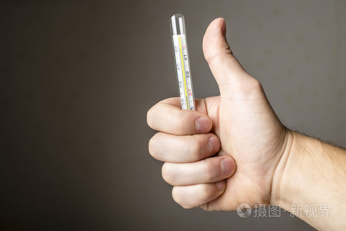 手里拿着医用体温计的男人