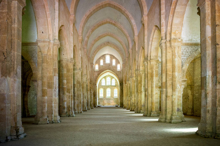 枫, 勃艮第修道院。著名的 Cistercian 修道院的内部枫, 联合国教科文组织世界遗产遗址自1981年以来, 在 Marm