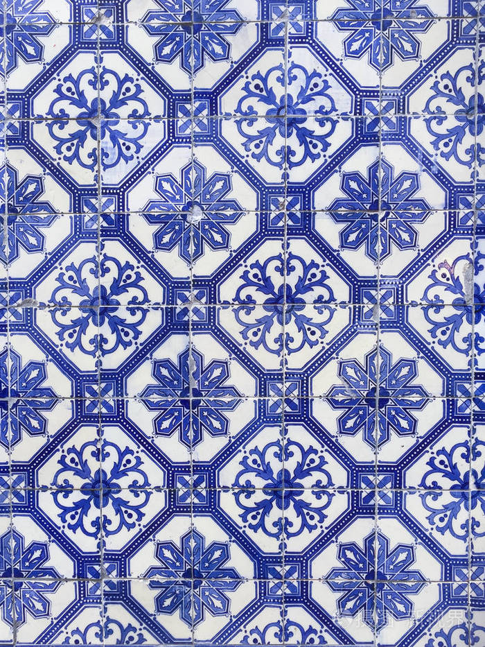 蓝色瓷砖从葡萄牙的阿拉伯语风格背景特写在墙上