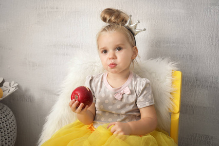 可爱的小女孩吃苹果