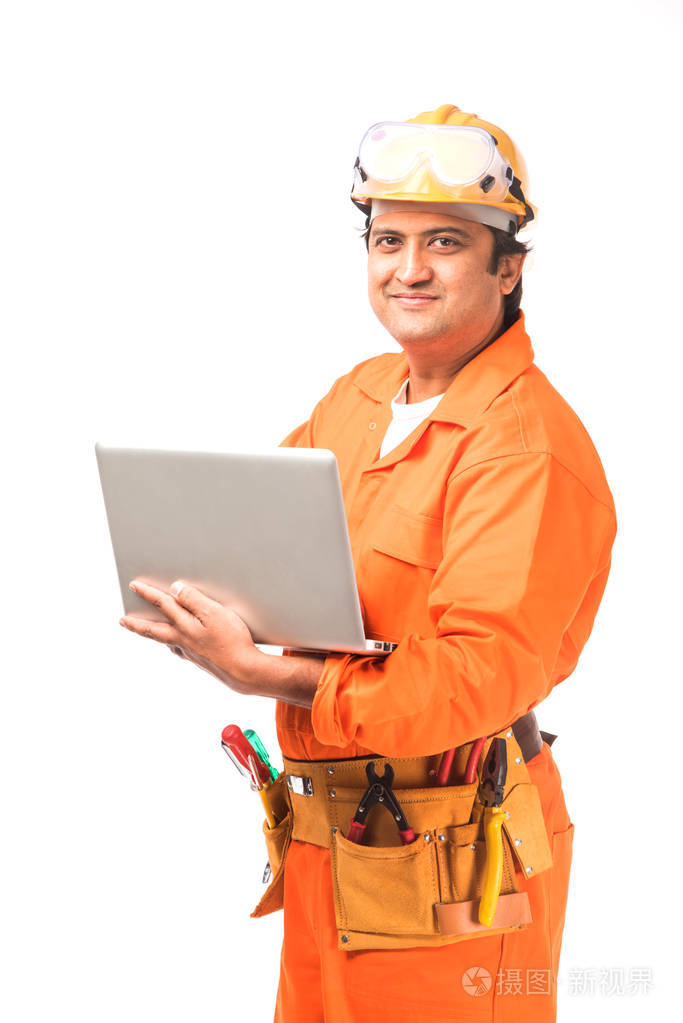 印度电工工程师与线切割机, 钻床等, 站在白色背景隔离