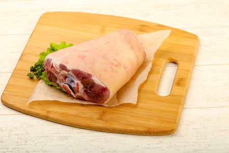 原始的肥猪肉膝盖准备做饭照片