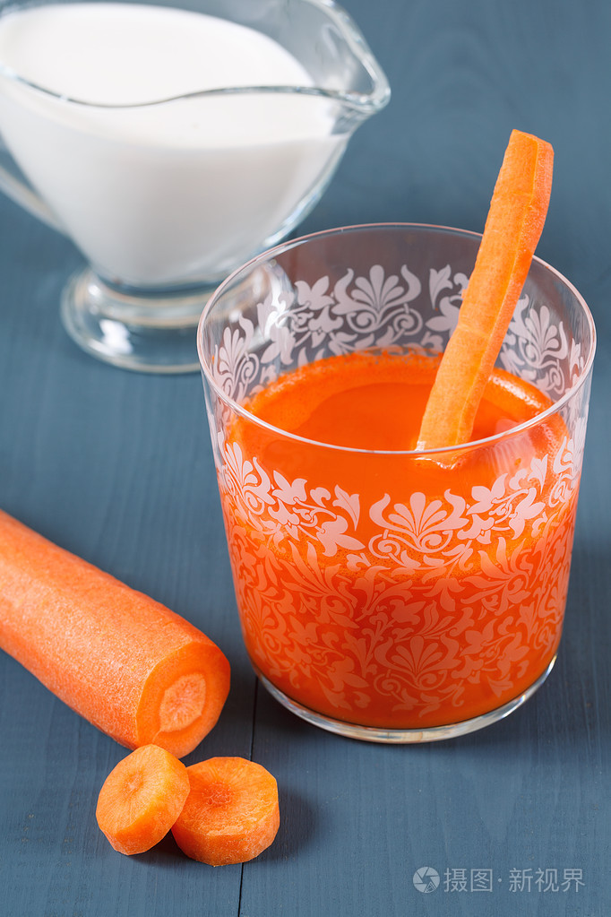 胡萝卜汁和牛奶