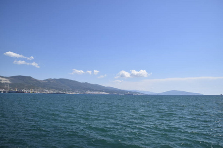 海海湾景观 Tsemess。山脉和天空中的云彩。在远处可以看到海洋货运港口