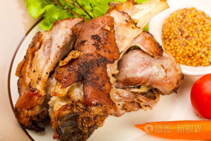 第戎芥末酱烤的猪肉膝盖