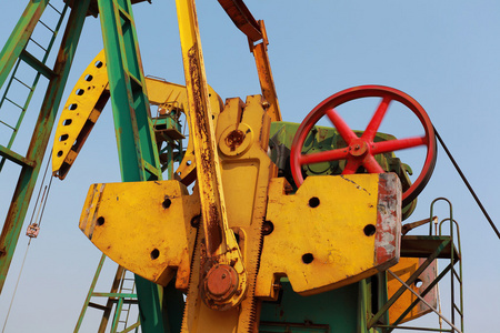 原油的油井钻机金黄色润滑油泵图片