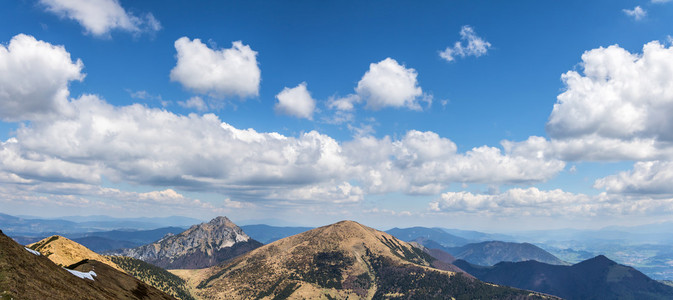 斯洛伐克小 Fatra 山Stoh 和大 Rozsutec 的山峰