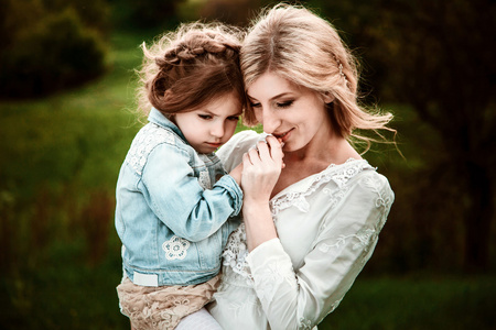母亲和孩子在自然照片