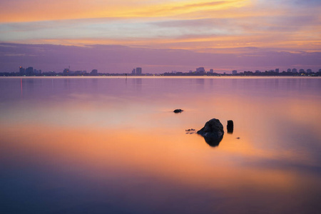 湖面水边城市图片