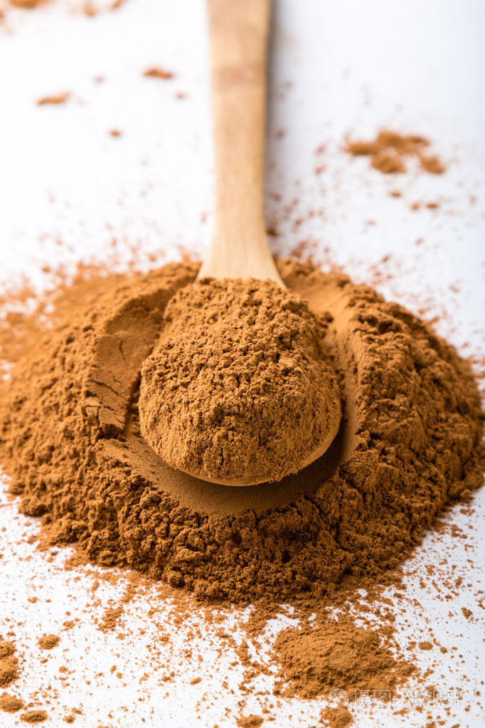 肉桂粉白色的桌上
