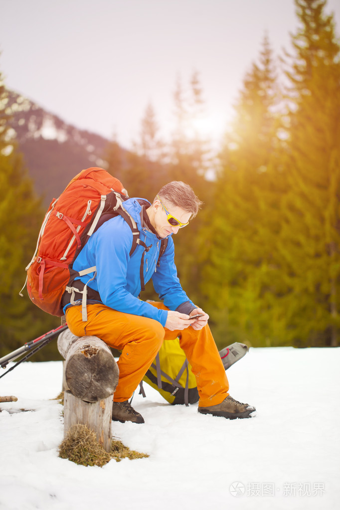 旅行的时候打电话的男士