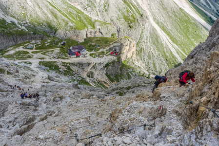 多洛米蒂山的登山者