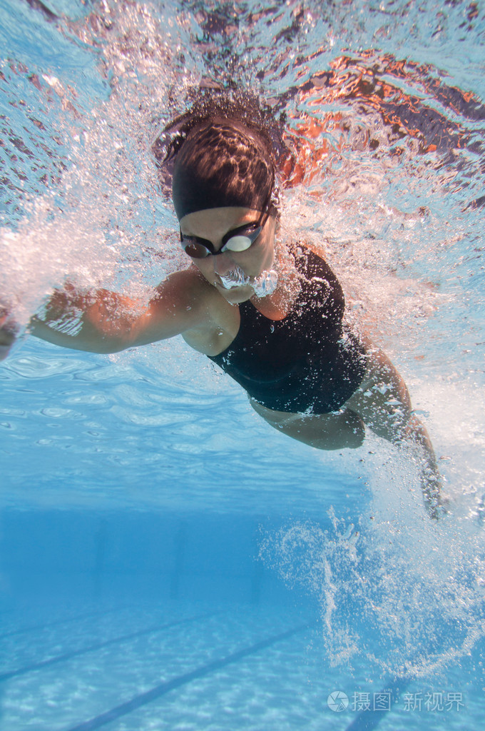 运动员在游泳池里游泳