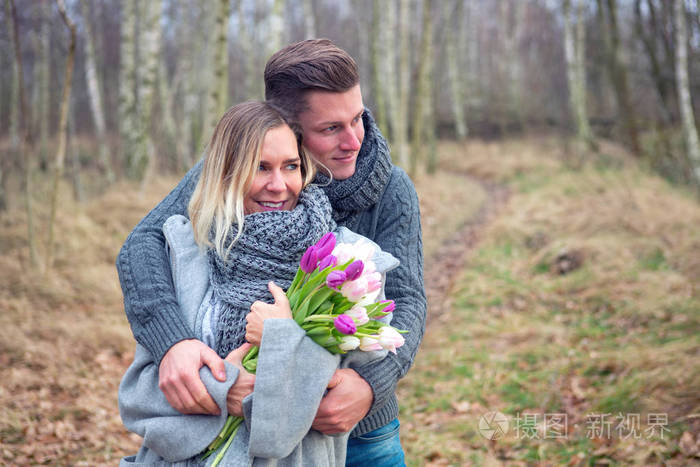 情侣在户外鲜花相拥