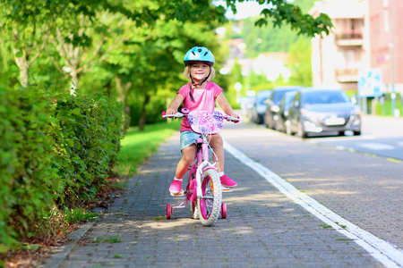 小女孩骑着她的自行车