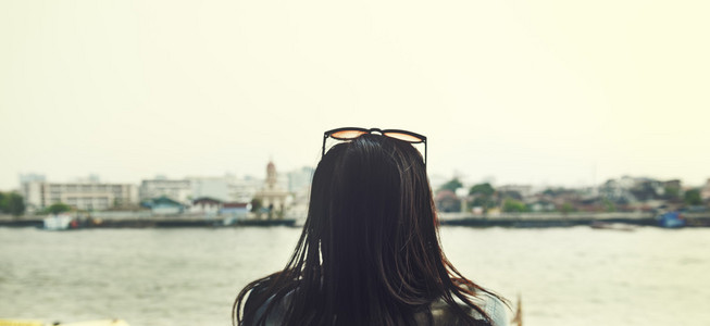 年轻的女孩时髦河附近