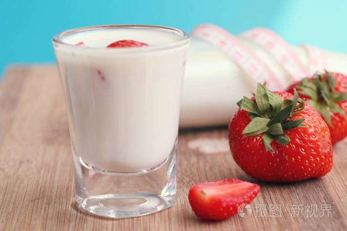 鲜奶草莓