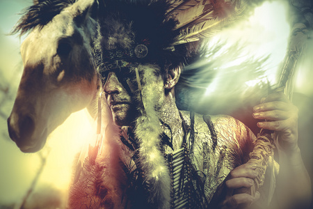 印度勇士与羽毛头饰照片