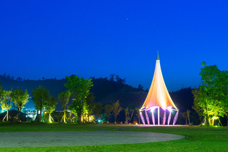 与夏普集团在夜花园户外帐篷图片