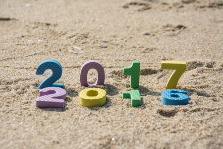 新的一年 2017年概念，沙滩上的沙子的彩色文本