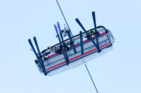 从底部的滑雪滑雪升降机