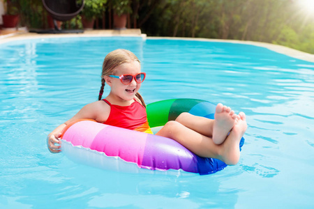 孩子们泳装图片