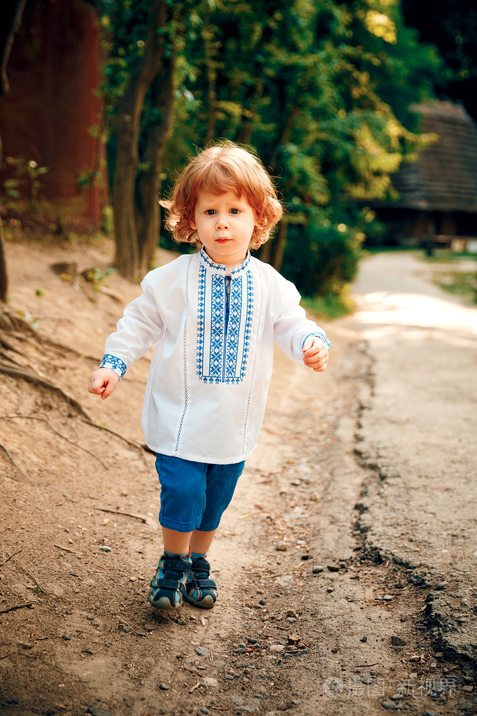 有趣的小男孩.夏季时间