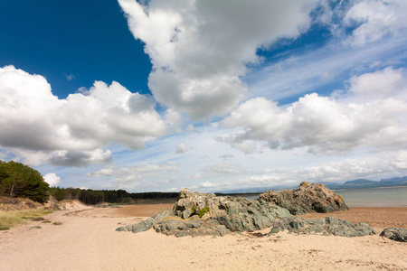 岩石和云彩形成在 Llanddwyn 海岛, 安格尔西, 格温