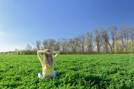 幸福的女人，在草地上的绿色草地上