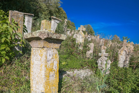 老石正统的坟墓和十字架照片